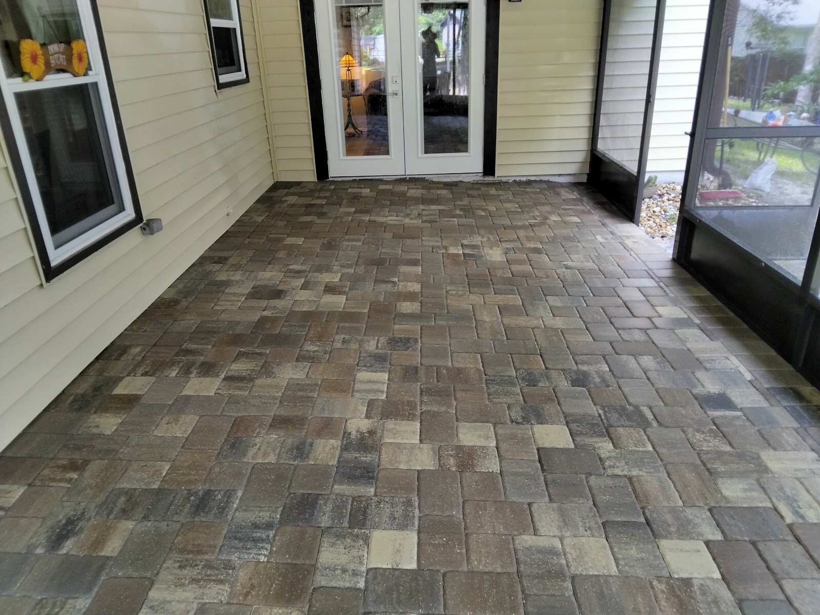 Warm multi-tone brick paver screened patio floor, Expert Stone & Brick Pavers